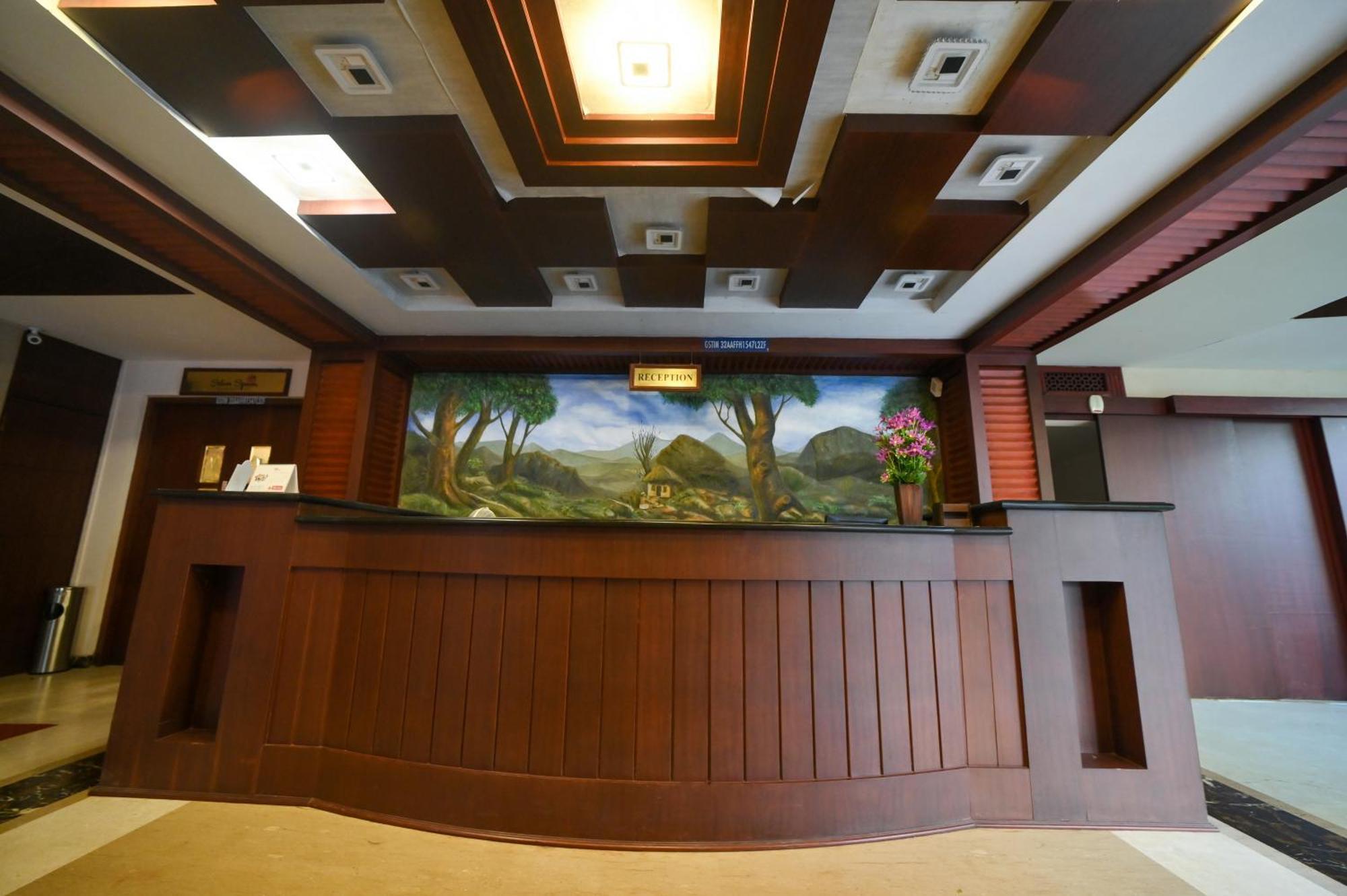 Hotel Sky Park Mattanur Екстериор снимка